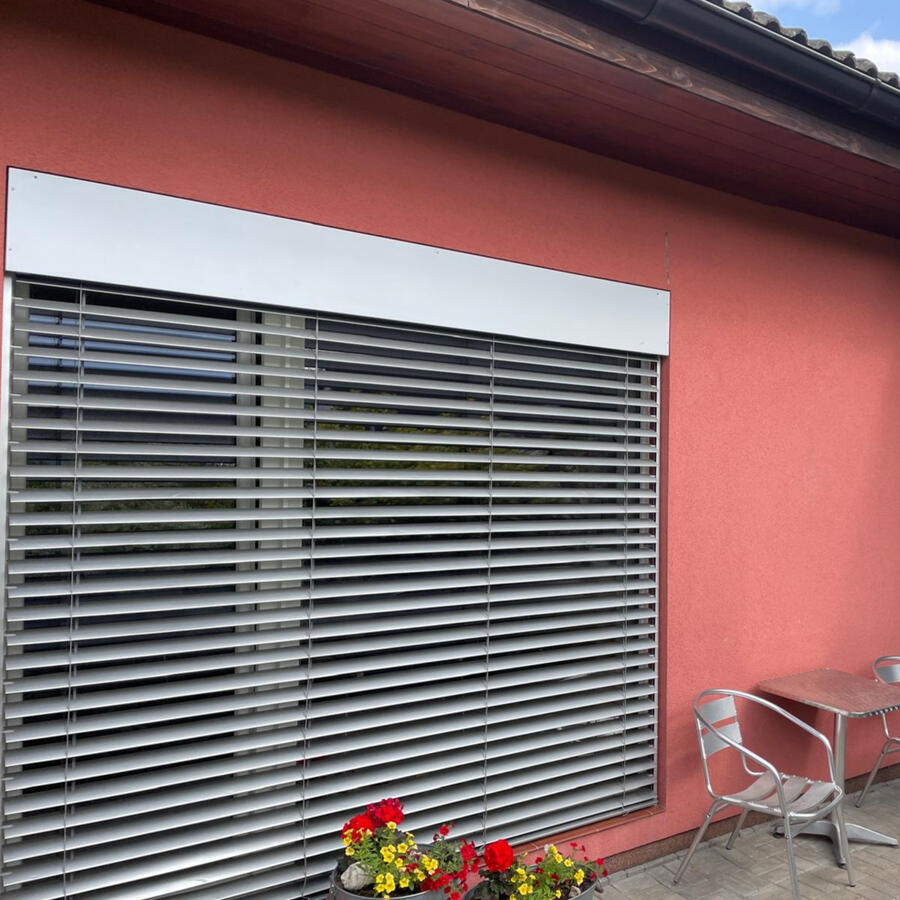 Mytí předokenních žaluzií