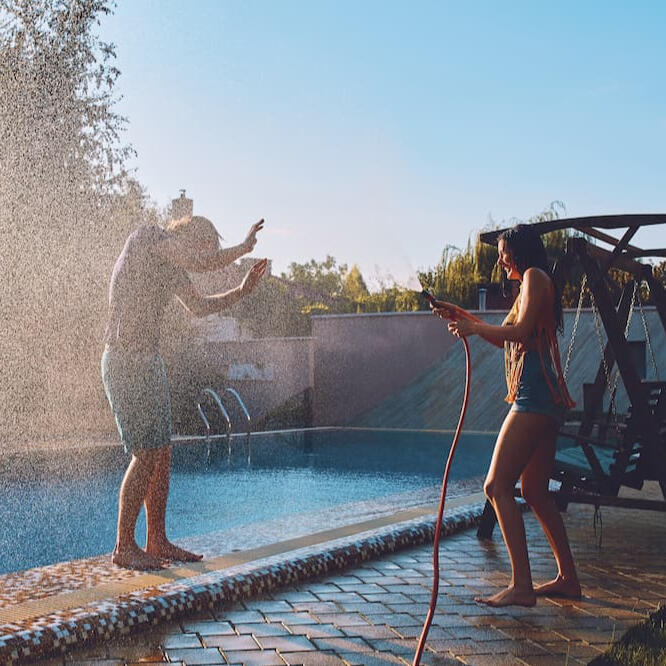 Mytí okolí bazénu