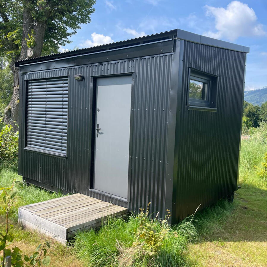 Čištění plechové fasády