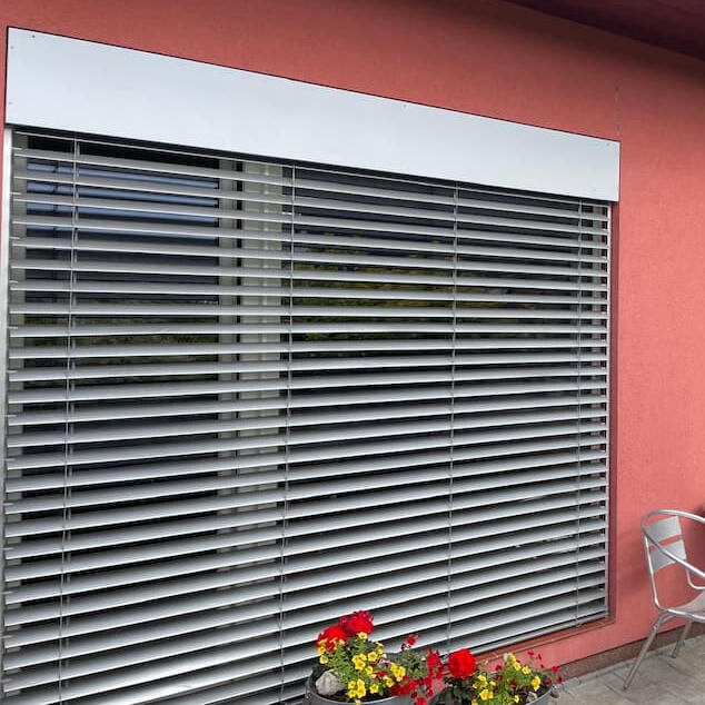 Čištění předokenních žaluzíí Umyjeme vaše předokenní žaluzie a okna z vnější strany. Úklidové služby tlakovým čištěním v Beskydech.