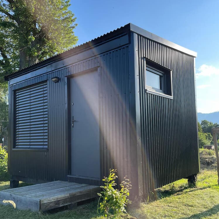 Tlakové čištění fasády, střechy a plotů. Umyjeme vysokotlakým čističem vaší fasádu, plot i střechu. Úklidové služby Beskydy, Frýdlant nad Ostravicí.